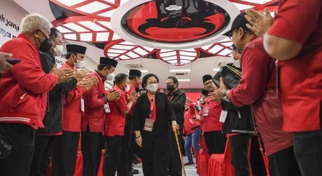 Ketua Umum PDIP Megawati Soekarnoputri (tengah) berjalan meninggalkan ruangan usai memimpin Penutupan Rakernas II PDIP di Sekolah Partai, Lenteng Agung, Jakarta, Rabu (23/6/2022). foto suara.com