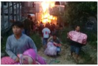 Kebakaran yang terjadi di Desa Batu Bua Kecamatan Laung Tuhup. tampak warga panik.Foto.tangkapan layar facebook.