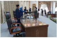 salah stu juru bicara fraksi menyerahkan dokumen tangan mereka kepada pimpinan rapat.Foto.Delia/1tulah.com