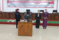 Farid Yusran, Ketua DPRD Barsel saat menandatangi nota kepsepatakan bersama disidang paripurna ke-6 masa sidang II Tahun 2022. 
Foto. Alifansyah/1tulah.com
