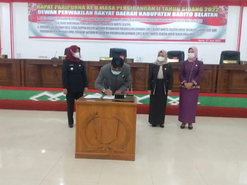 Farid Yusran, Ketua DPRD Barsel saat menandatangi nota kepsepatakan bersama disidang paripurna ke-6 masa sidang II Tahun 2022. 
Foto. Alifansyah/1tulah.com
