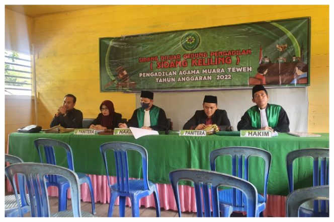 PIhak kangtor Pengadilan Agama Muara Teweh saat giat sidang isbat nikah keliling di Desa Muara Inu, didampingi Wakil Ketua DPRD barito Utara Parmana Setiawan.Foto.Delia/1tulah.com