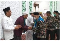 Wakil Ketua DPRD Barito Utara, Parmana Setiawan (kedua dari kiri) saat menyalami jamaah calon haji. Foto.Delia/1tulah.com