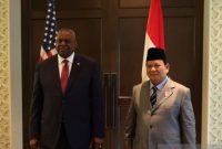 Menteri Pertahanan (Menhan) Republik Indonesia Prabowo Subianto (kanan) bersama Menteri Pertahanan Amerika Serikat Lloyd James Austin III (kiri).foto suara.com