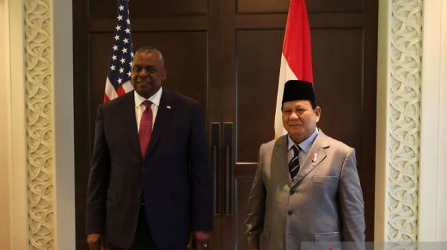 Menteri Pertahanan (Menhan) Republik Indonesia Prabowo Subianto (kanan) bersama Menteri Pertahanan Amerika Serikat Lloyd James Austin III (kiri).foto suara.com