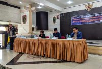 Ir. Mofit Saptono,M.P (berdiri) sebagai moderator seminar  bersama Koordinator Wilayah II (Bali, Kalimantan, Sulawesi dan Maluku) DPP AWPI, Dra. Magdalena Imasuly, Dosen Fisipol UMPR sekaligus juga mantan Walikota Palangka Raya Dr. HM. Riban Satia,S.Sos.,M.Si., Dekan Fisipol UMPR, Dr. (Kand.) Irwani,S.Sos., MAP.
Foto : 1tulah.com/zakirin
