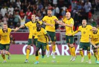 Para pemain Australia merayakan kemenangan atas Peru dalam pertandingan play-off inter-konfederasi Piala Dunia 2022 pada 13 Juni 2022, di Stadion Ahmed bin Ali di kota Ar-Rayyan, Qatar.foto suara.com
