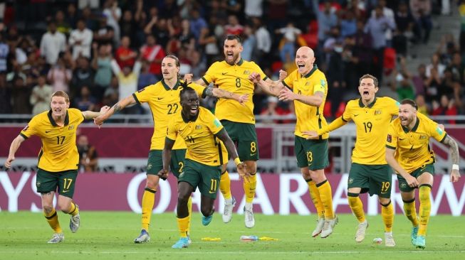 Para pemain Australia merayakan kemenangan atas Peru dalam pertandingan play-off inter-konfederasi Piala Dunia 2022 pada 13 Juni 2022, di Stadion Ahmed bin Ali di kota Ar-Rayyan, Qatar.foto suara.com