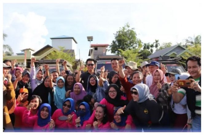 Bupati Nadalsyah dan panita saat menyambut kedatangan team Off Road di Desa Bintang NInggi II.
Foto.Delia/1tulah.com
