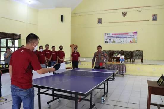 Yusfandi Usman Kapolres Barsel (kanan) saat memukul bola pertanda pertandingan dimulai. 
Foto. Alifansyah/1tulah.com
