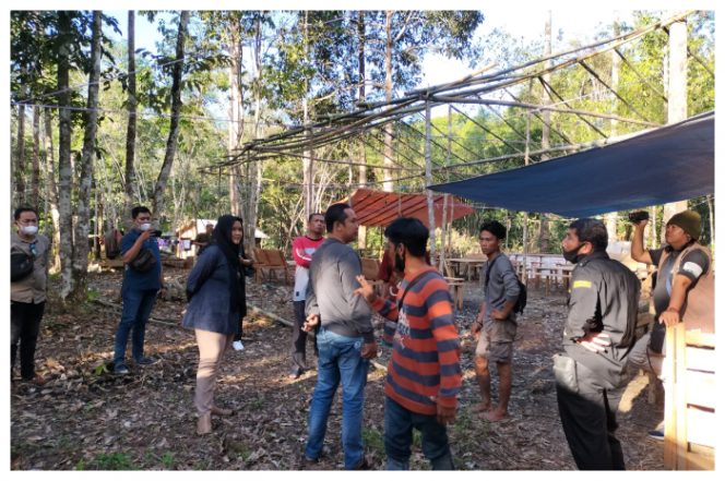 Kapolsek Teweh Tengah Kompol Reny Arafah bersama rombongan saat berdialog dengan warga di lokasi. Tampak di bagian belakang lapak-lapak perjudian yang sudah di bangun.Foto.Deni/1tulah.com