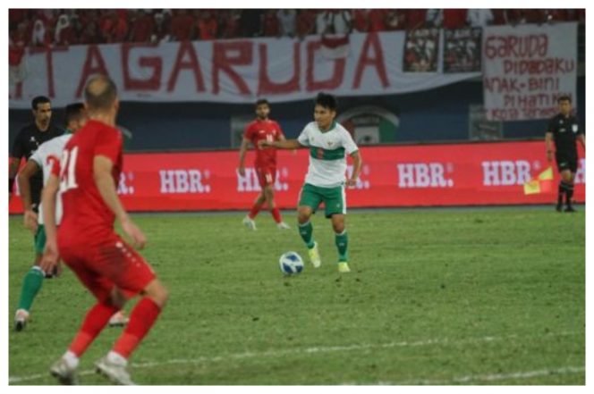 Foto. Witan Sulaiman pemaian Timnas Indonesia saat mengiring bola ketika berhadapan melawan Timnas Yordania. Foto.Suara.com
