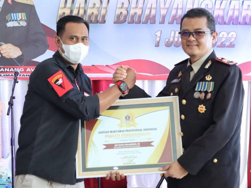 AKP Bagus Winarmoko, Kasatnarkoba Polres Barsel (kanan) saat menerima penghargaan dari organisasi wartawan DPC AWPI. 
Foto. Alifansyah/1tulah.com
