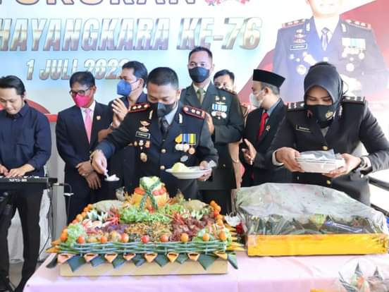 AKBP Yusfandi Usman, Kapolres Barsel saat memotong tumpeng diacara syukuran HUT Bhayangkara ke 76. 
Foto. Alifansyah/1tulah.com
