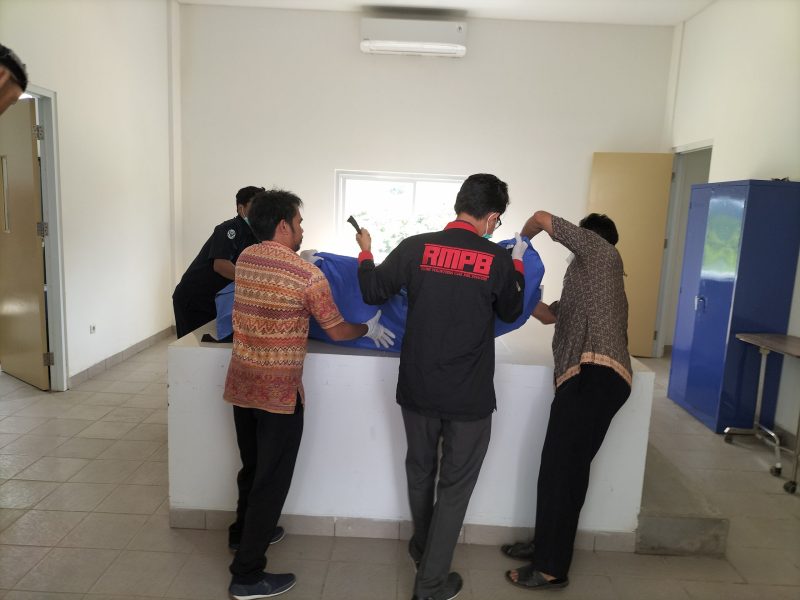 Korban lakalantas di jalan negara Muara Teweh-Puruk Cahu, saat dievakuasi di kamar mayat RSUD Muara Teweh.Foto.Deni/1tulah.com