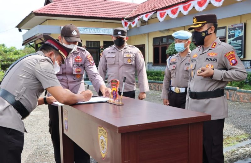 Kapolres Mura AKBP I Gede Putu Widyana Sik memimpin serah terima jabatan Kapolsek TSS yang kini dijabat Iptu Sutrisno. (Foto : Humas Polres Mura)