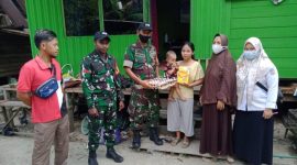 Anggota TNI saat menyalurkan bantuan makanan gizi untuk balita yang tergolong stunting. (Foto : Suroso/1tulah.com)