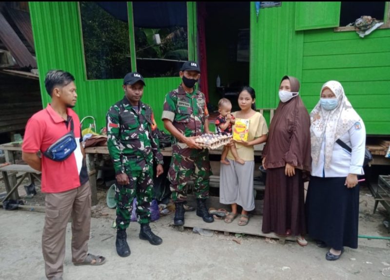 Anggota TNI saat menyalurkan bantuan makanan gizi untuk balita yang tergolong stunting. (Foto : Suroso/1tulah.com)