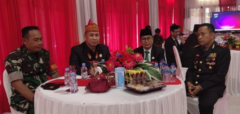 Wabup Mura Rejikinoor bersama ketua DPRD Mura Doni saat menghadiri syukuran hari jadi Bhayangkara ke 76 di aula Mapolres Mura. (Foto : suroso/1tulah.com)