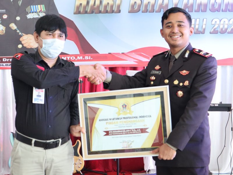 Iptu M. Saladin, Kasatreskrim Polres Barsel (kanan) saat menerima penghargaan dari Sekretaris DPC AWPI Barsel Amar Iswani, SP. Foto. Alifansyah/1tulah.com