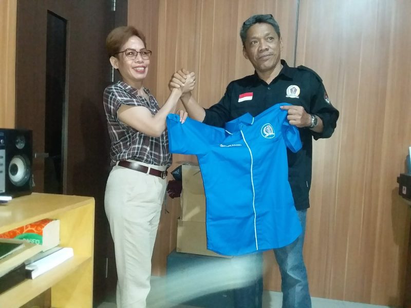 Pimpinan Bidang Administrasi Keuangan dan Umum Bank Kalteng Cabang Buntok, Ratu saat menyerahkan bantuan 10 lembar baju kemeja secara simbolis kepada Ketua DPC AWPI Barsel. 
Foto. Alifansyah/1tulah.com
