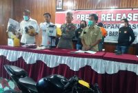 Iptu M. Saladin Kasatreskrim Polres Barsel (tengah baju putih) didampingi Iptu Suranto, Kapolsek Dusel dan pihak Workshop UPTD PUPR saat menunjukkan barang bukti aki mobil yang dicuri tersangka PS (37).
Foto. Alifansyah/1tulah.com