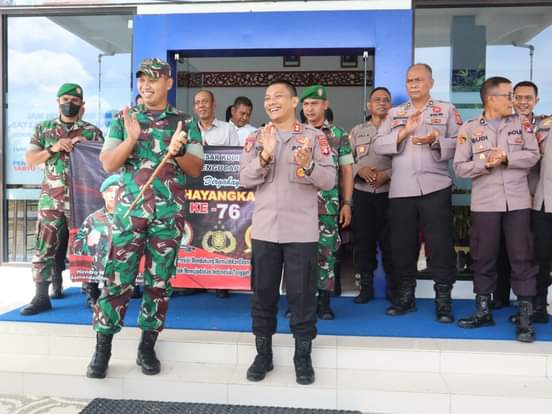 Letkol Inf Hendro Wicaksono Dandim 1012 Buntok (kiri) dan AKBP Yusfandi Usman Kapolres Barsel (kanan) saat menerima kejutan di Hari momen HUT Bhayangkara ke-76 Tahun 2022.
Foto. Alifansyah/1tulah.com
