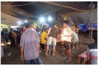 Suasan di TKP terlihat dipenuhi pengunjung bermain judi dadu gurak. Foto.Deni/1tulah.com