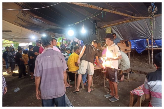 Suasan di TKP terlihat dipenuhi pengunjung bermain judi dadu gurak. Foto.Deni/1tulah.com