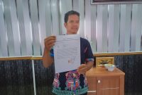 Kurintus, Kades Sanggu saat menunjukkan surat pernyataan keberatan atas pemberitaan di salah satu media online di Barsel. Foto. Alifansyah/1tulah.com