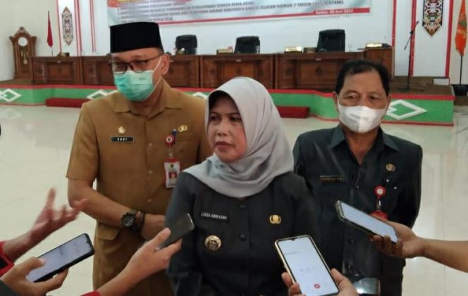 Lisda Arriyana Pj Bupati Barsel (tengah) didampingi Sekda dan Asisten II saat diwawancarai wartawan usai rapat paripurna. 
Foto. Alifansyah/1tulah.com.
