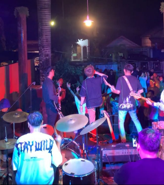 Suasana live music di Overtink Coffee Shop. Foto. Alifansyah/1tulah.com