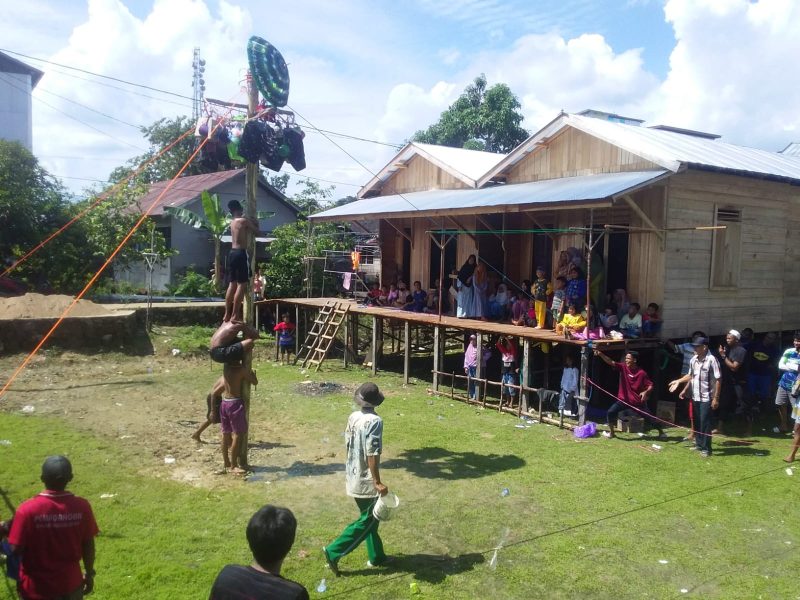 Warga Jalan Kartini, RT. 29 di Kota Buntok, saat mengadakan lomba panjat pinang. Foto. Alifansyah/1tulah.com