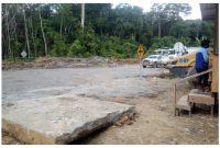 Jalan Houling PT Asry Nusantara di portal Pemdes Jangkang Baru. Dituding gunakan lahan tanpa izin.Foto.Deni/1tulah.com