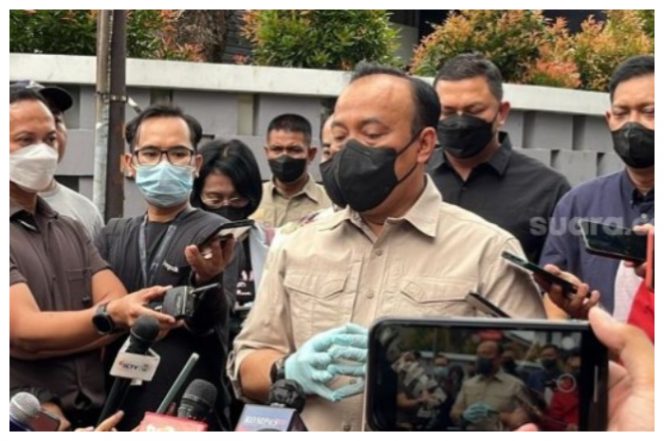 Kadiv Humas Polri Irjen Dedi Prasetyo memberikan keterangan kepada awak media terkait prarekonstruksi kasus penembakan Brigadir J di rumah dinas Irjen Ferdy Sambo, Sabtu (23/7/2022). [Suara.com/Yosea Arga Pramudita]
