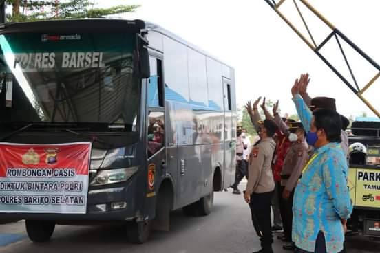 Kapolres Barsel bersama personel dan orang tua saat melepas keberangkatan 13 Casis SPN asal Barito Selatan tahun 2022. Foto. Alifansyah/1tulah.com