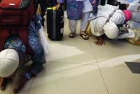 Jemaah haji asal Indonesia sujud syukur setibanya di tanah air.foto.suara.com