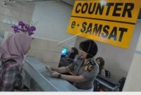 Warga saat mengurus pajak kendaraan bermotor di kantor Samsat. (Foto : suara.com)