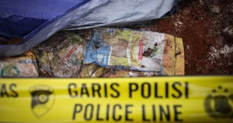 Kondisi beras Bansos yang ditemukan pemilik lahan di wilayah Depok. (Suara com)