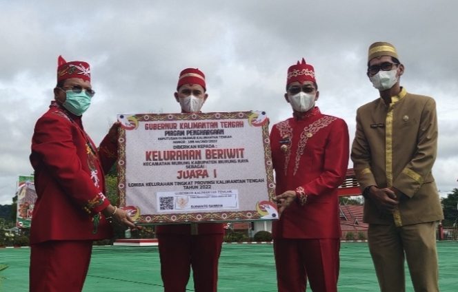 Lurah Beriwit Khalid Ilmi (tengah) menerima penghargaan juara I tingkat Provinsi Kalteng. (Foto : Suroso/1tulah.com)