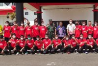 Wabup Mura Rejikinoor melepas tim sepak bola liga Santri piala Kasad (foto : Suroso/1tulah.com)