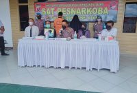 AKBP Johari Fitri Casdy Kabagops (tengah) didampingi AKP Bagus Winarmoko Kasatnarkoba Polres Barsel (pojok kanan) dan dari pihak pengacara serta Pengadilan saat menggelar Press Release.
Foto. Alifansyah/1tulah.com