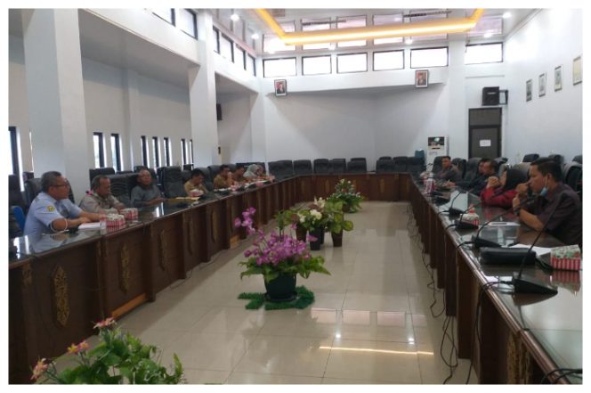 DPRD Barito Utara saat gelar rpat dengar pendapat dengan managemen PT Purwa Permai, terkait pesangon karyawan yang belum dibayar.Foto.Deni/1tulah.com