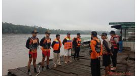 Tim SAR gelar apel sebelum melakukan pencarian lanjutan di hari kedua, terhadap korban tenggelam di Sungai Barito.Foto.hasnan BPBD Barito Utara.