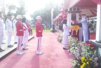 Lisda Arriya, Pj Bupati Barsel saat menyerahkan bendera merah putih kepada anggota Paskibraka saat upacara peringatan HUT ke-77 Kemerdekaan RI di Barsel.
 Foto. Alifansyah/1tulah.com
