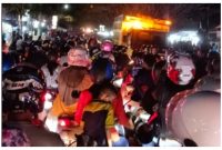 Macet total di jalan Pramuka Kota Muara Teweh. Hal ini diakibatkan adanya warga yang menonton pertunjukan tong edan, memarkir kendaraannya di jalan raya.Foto.Deni/1tulah.com