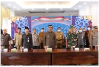 Wakil Bupati Sugianto Panala Putra, saat mengikuti rakernas menghadapi inflasi yang terjadi dikarenakan Pandemi Covid-19, melalui zoom meeting.
Foto.Delia/1tulah.com