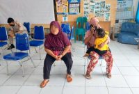 Dua emak-emak, joki vaksin saat masih berada di Kelurahan Buntok Kota sebelum dibawa pihak polisi.
Foto. Alifansyah/1tulah.com