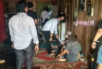 Personel Polsek Dusel saat meggeledah rumah pelaka tindak pidana judi online. Foto. Alifansyah/1tulah.com