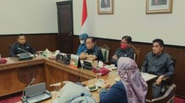 Anggota DPRD Kalteng saat melangsungkan pertemuan dengan jajaran Anggota DPRD Barsel di gedung DPRD Kalteng di Palangka Raya.Foto.Alifansyah/1tulah.com
